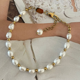 Pulsera Hippie Chic de Perlas de agua dulce blancas con base  de acero inoxidable dorado.