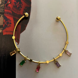 Pulsera Hippie Chic de acero inoxidable dorada con cristales en tonos rosa suave, lila suave, fucsia, verde y ocre.