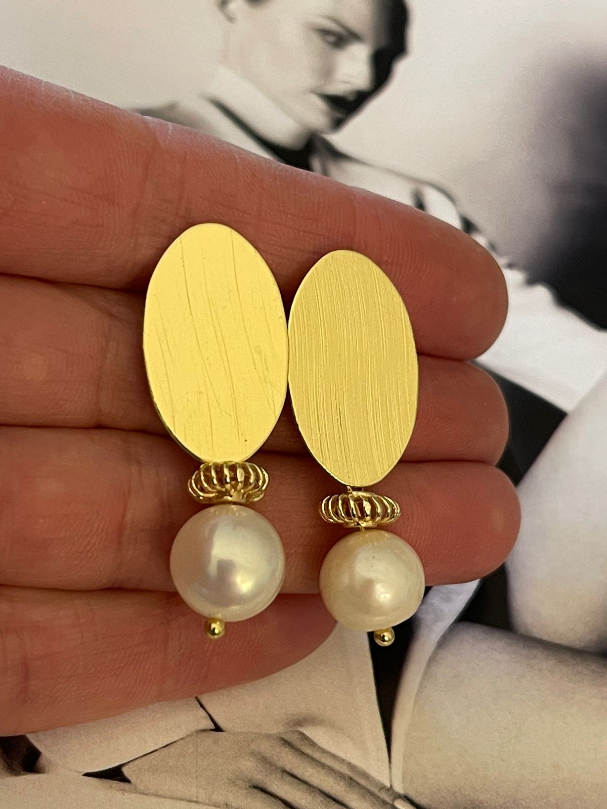 Aros Hippie Chic bañados en oro 18 K con elegante perla de agua dulce blanca. Usalos de dia o de noche. El complemento perfecto a tu ropa.