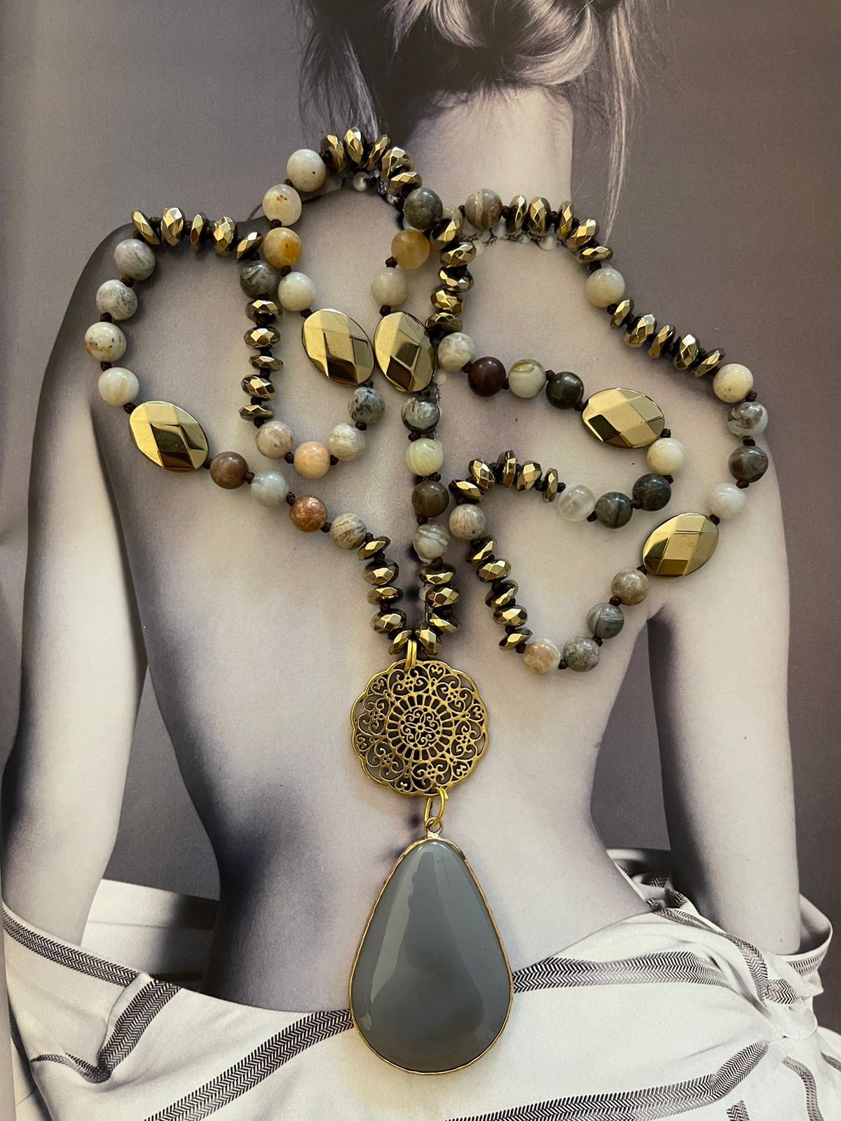 Collar Hippie Chic largo de piedras Agatas y cristales en tonos beige y dorados.