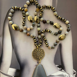 Collar Hippie Chic largo de piedras Agatas y cristales en tonos beige y dorados.