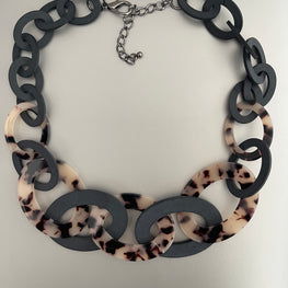 Collar Hippie Chic corto de acrilico con espectacular diseño animal print y negro