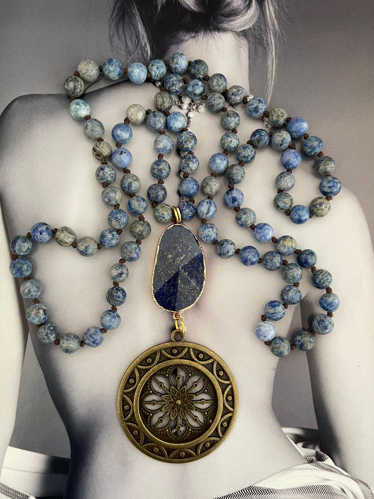 Collar Hippie Chic largo de piedras naturales anudadas en tonos azules y precioso colgante dorado envejecido.