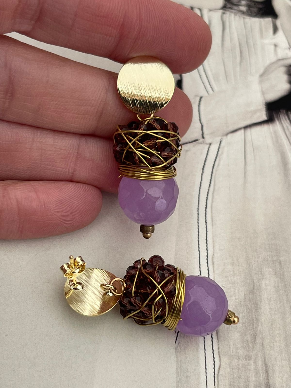 Aros Hippie Chic bañados en oro, piedra natural y cristales en delicados tonos lilas.