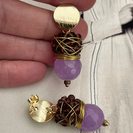 Aros Hippie Chic bañados en oro, piedra natural y cristales en delicados tonos lilas.