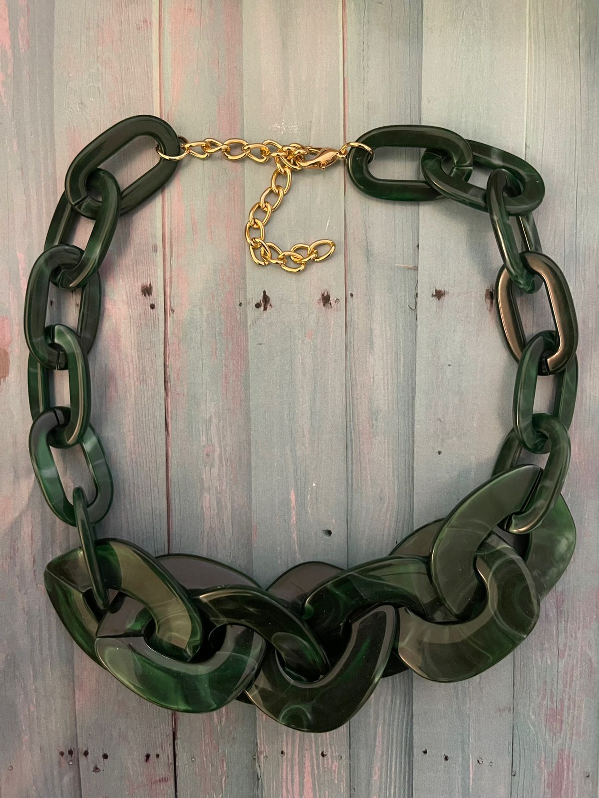 Collar Hippie Chic corto de acrilico tonos verde oscuro, circulos grandes