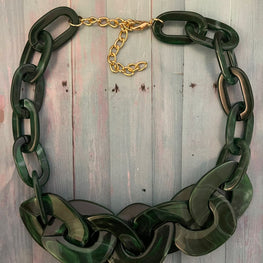 Collar Hippie Chic corto de acrilico tonos verde oscuro, circulos grandes