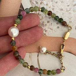 Pulsera Hippie Chic de Perlas de agua dulce y piedras de coloridas Turmalinas con base de acero inoxidable dorado.