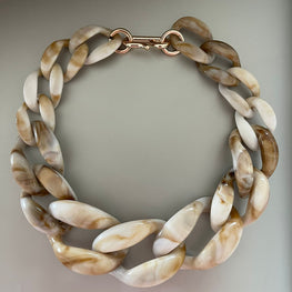 Collar Hippie Chic corto de acrilico en elegantes tonos blanco invierno y beige.