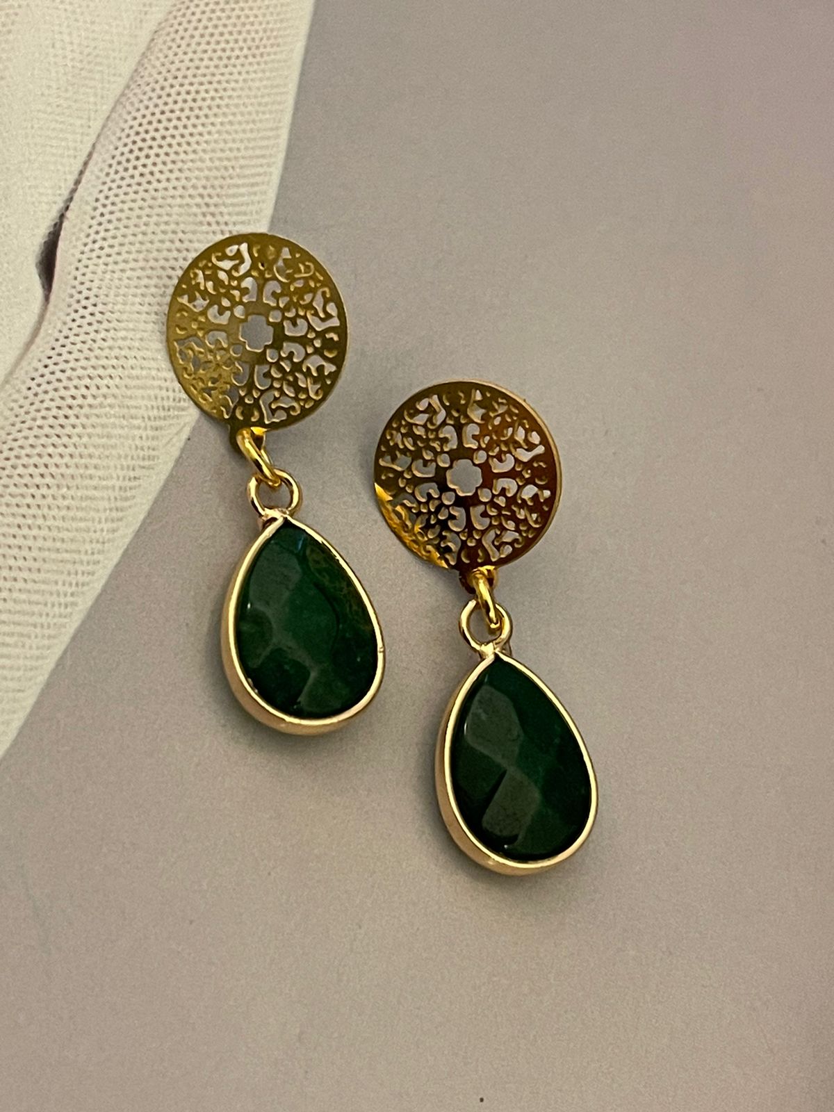 Aros Hippie Chic con preciosa piedra natural verde  y base de acero inoxidable dorado.