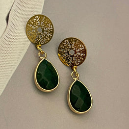 Aros Hippie Chic con preciosa piedra natural verde  y base de acero inoxidable dorado.