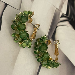 Aros Hippie Chic bijoux floral con alegres tonos verdes y base de aleacion de metales.