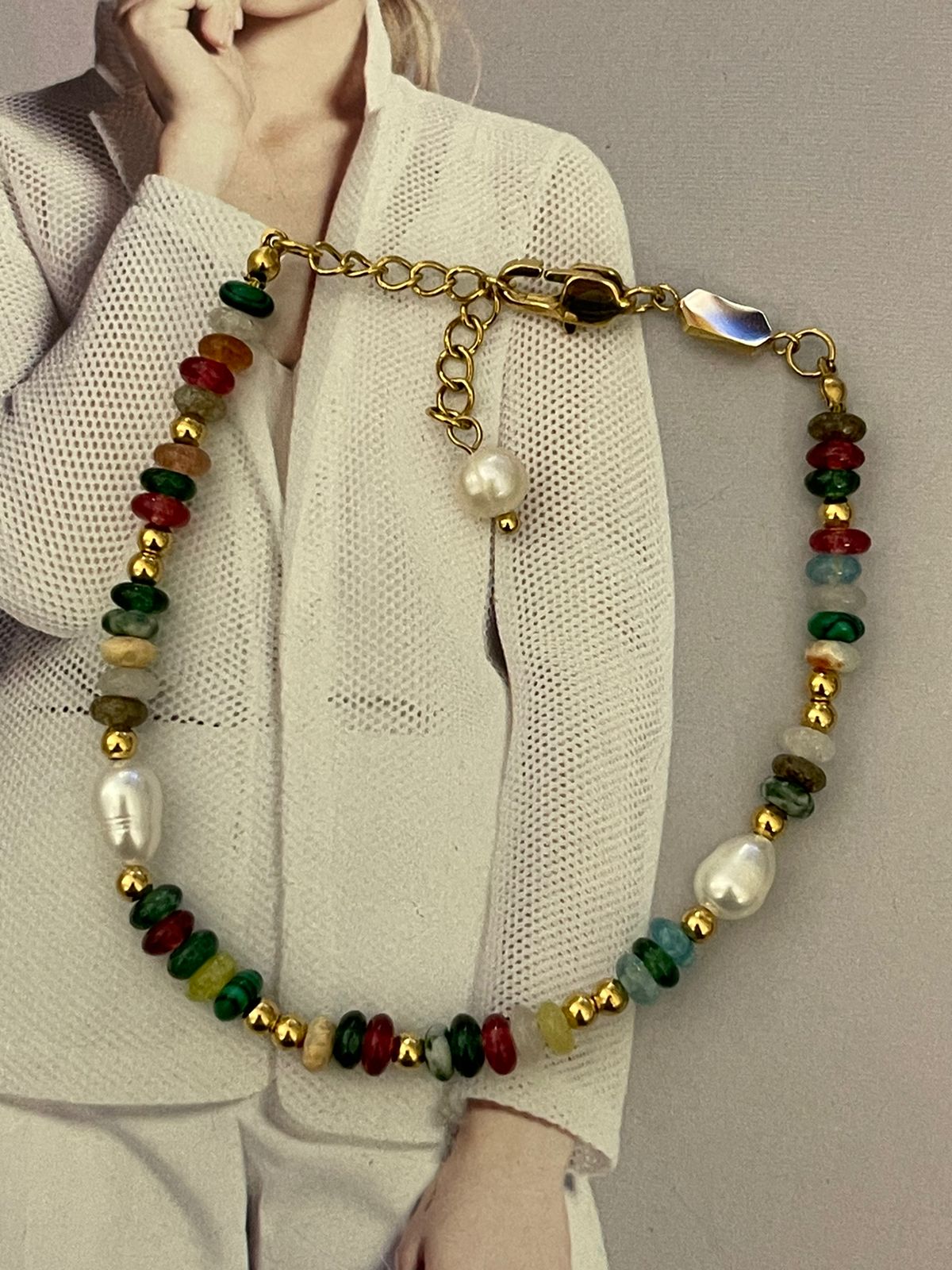 Pulsera Hippie Chic con coloridas piedras naturales y perlas  blancas de agua dulce. base de acero inoxidable dorado.