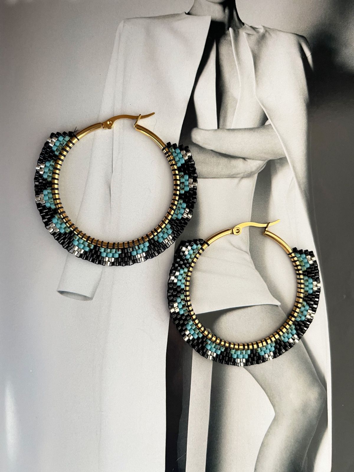 Aros Hippie Chic con base de acero inoxidable dorado y mostacillas Miyuki en tonos turquesas, negras y plateadas.