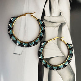 Aros Hippie Chic con base de acero inoxidable dorado y mostacillas Miyuki en tonos turquesas, negras y plateadas.