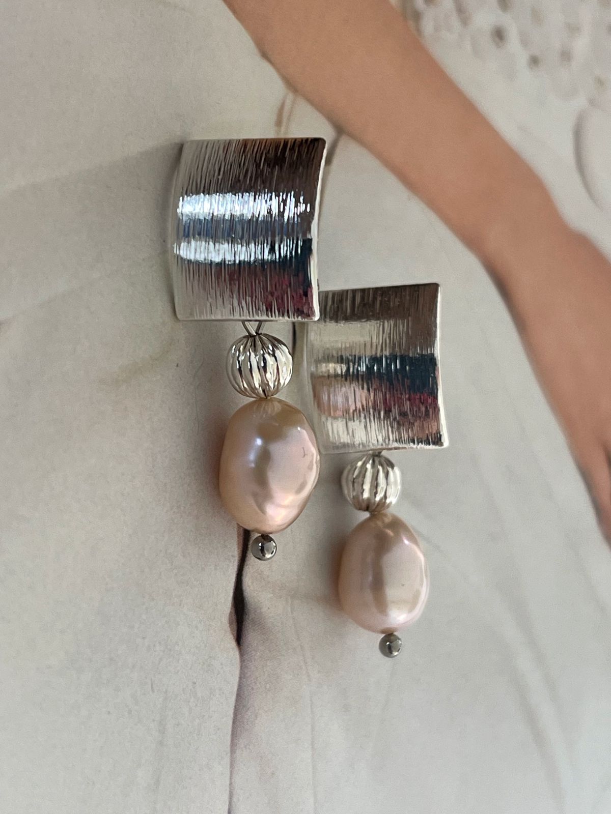 Aros Hippie Chic bañados en plata con delicada Perla de Agua dulce rosa claro.