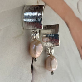 Aros Hippie Chic bañados en plata con delicada Perla de Agua dulce rosa claro.