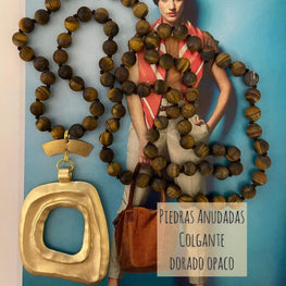 Collar Hippie Chic largo con piedras anudadas en tonos marron y precioso colgante dorado opaco.