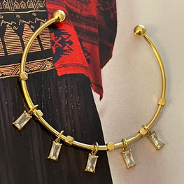 Pulsera Hippie Chic de acero inoxidable dorado con cristales transparentes.