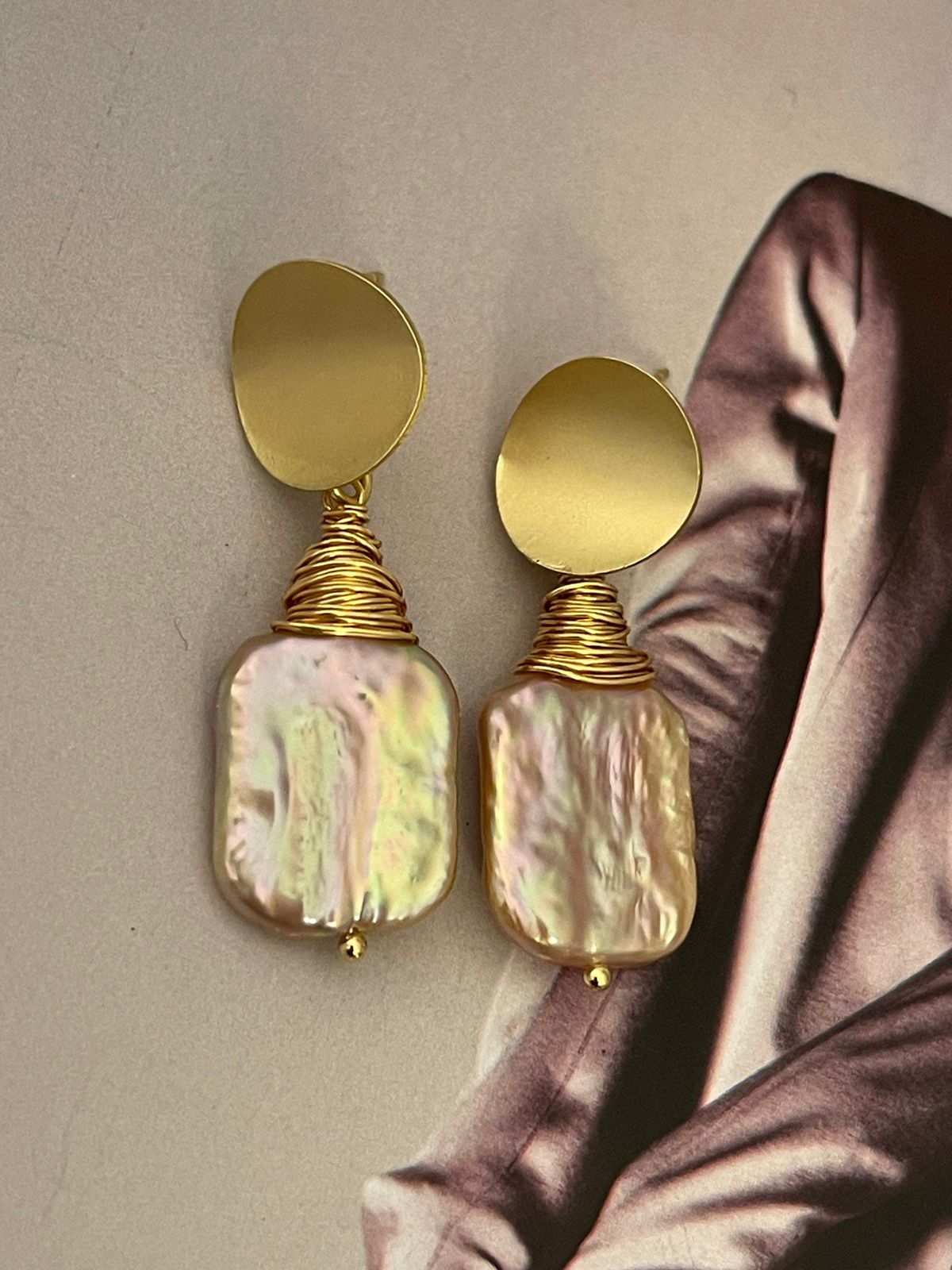 Aros Hippie Chic bañados en oro con preciosas perlas barrocas en tonos pastel y embarrilado en la parte superior.