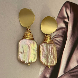 Aros Hippie Chic bañados en oro con preciosas perlas barrocas en tonos pastel y embarrilado en la parte superior.