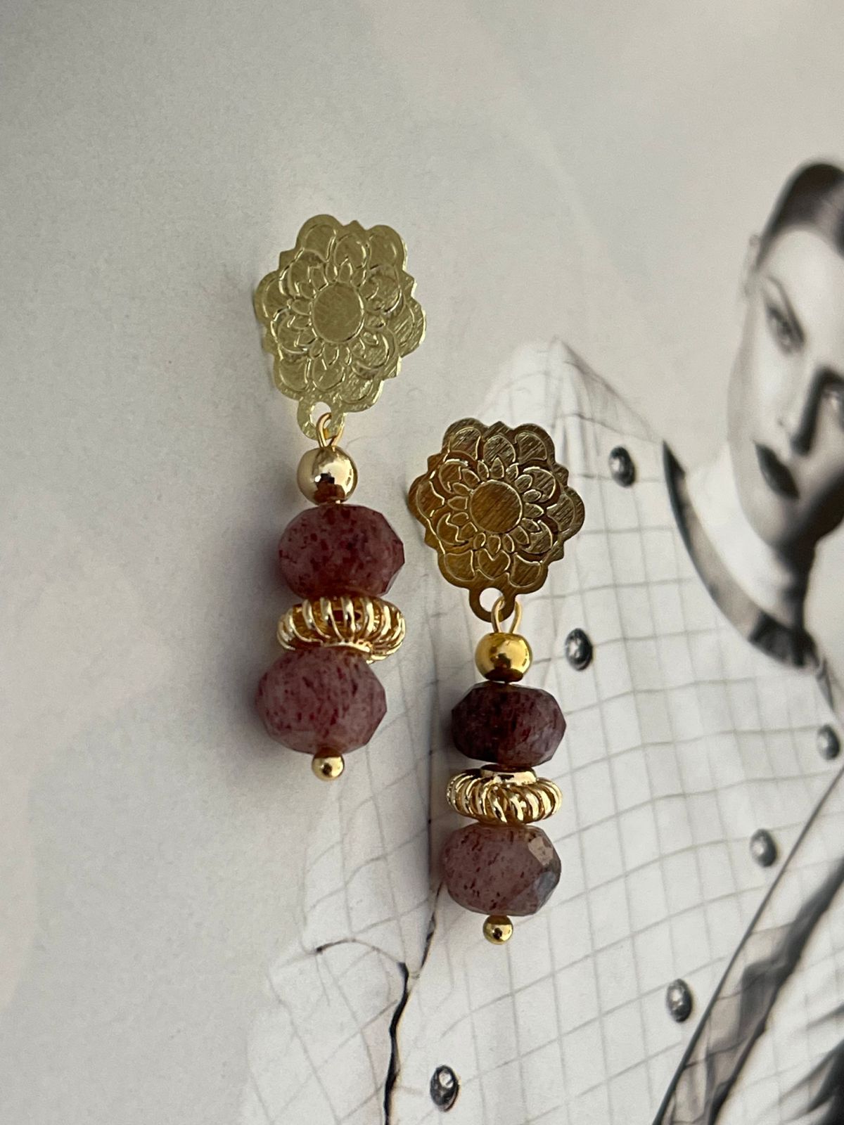 Aros Hippie Chic bañados en oro 18K y delicados cuarzos frutilla.