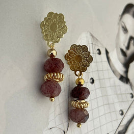 Aros Hippie Chic bañados en oro 18K y delicados cuarzos frutilla.