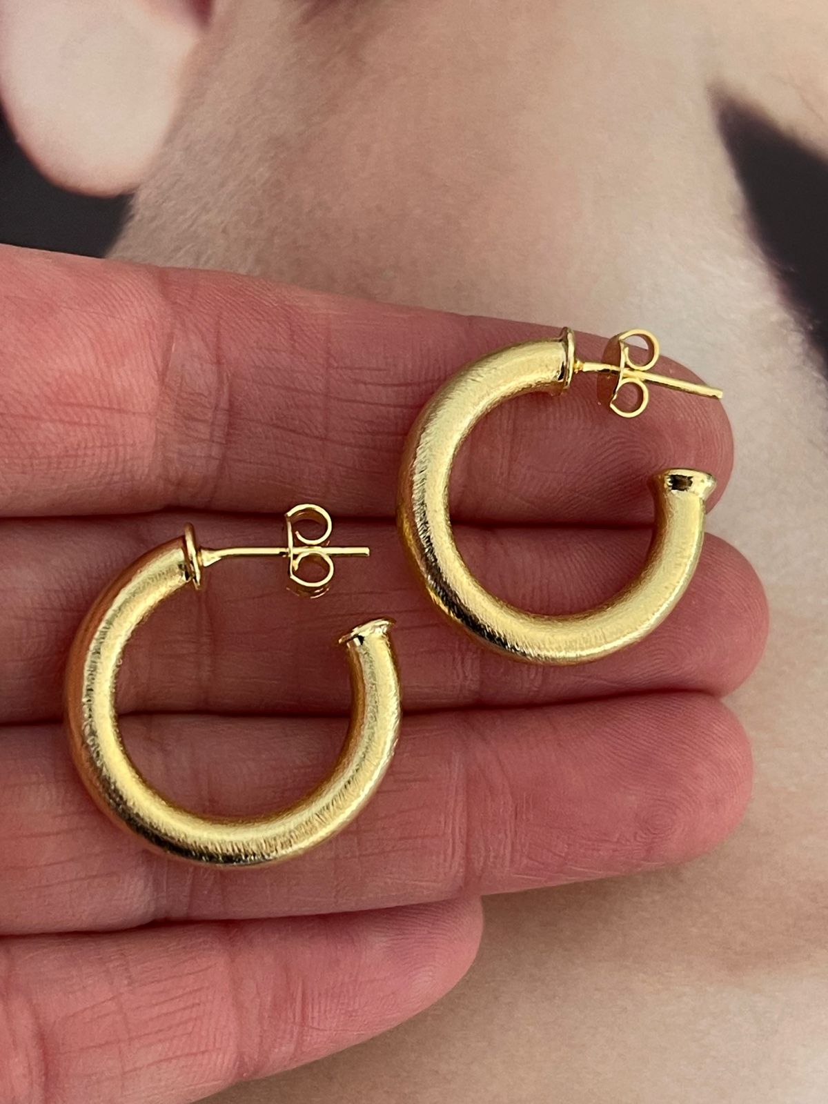 Aros Hippie Chic bañados en oro 18K satinado.