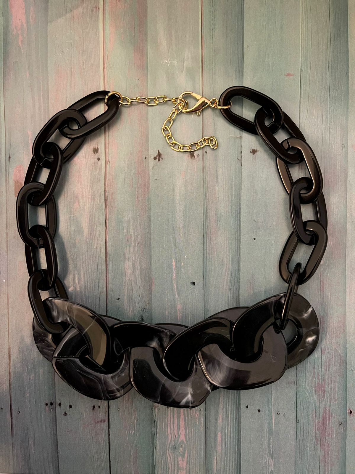 Collar Hippie Chic corto de acrilico negro con toques de blanco