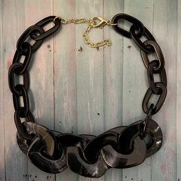 Collar Hippie Chic corto de acrilico negro con toques de blanco