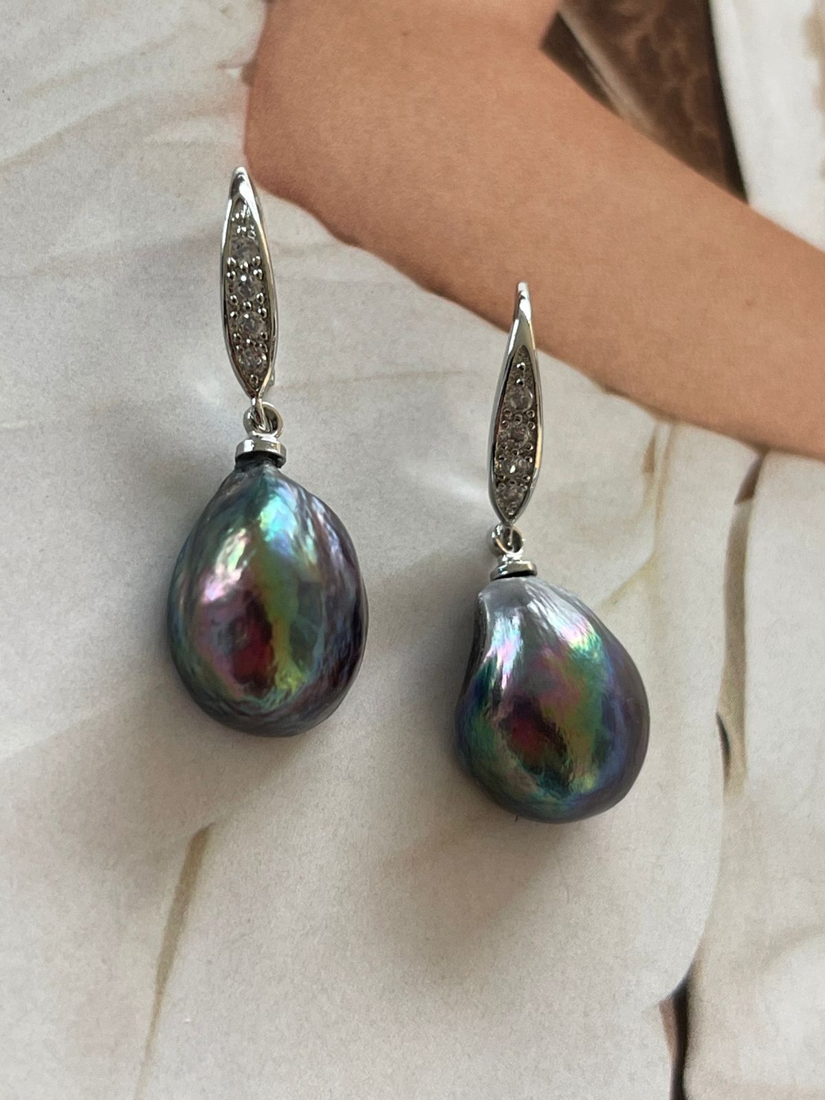 Aros Hippie Chic con maravillosa Piedra Barroca en tonos negros, azulados con un toque de lila, base bañada en plata 925 y circones.