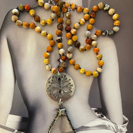 Collar Hippie Chic largo de piedras Agatas anudadas en tonos ocres, precioso colgante de cristal y base plateada