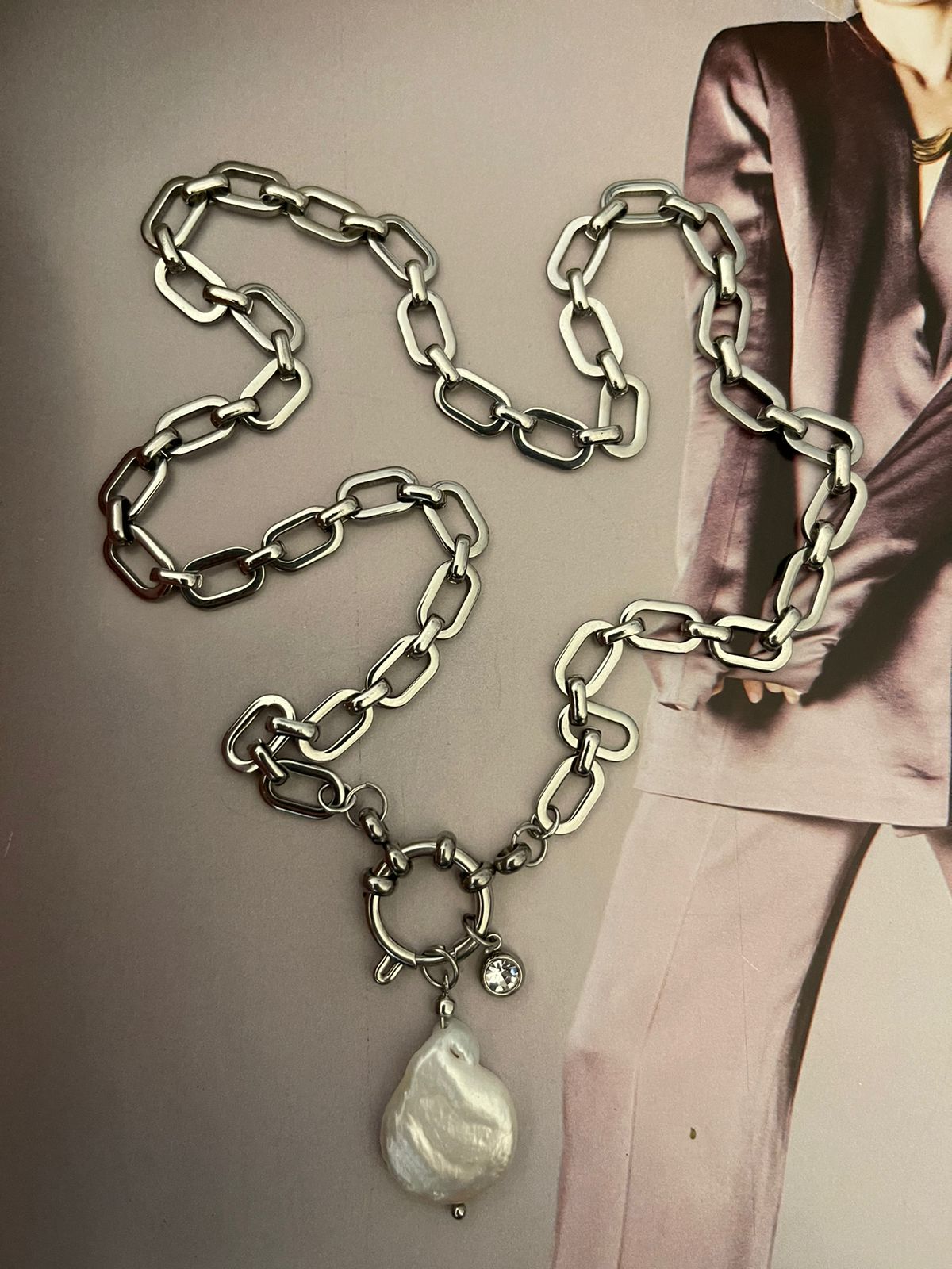 Collar Hippie Chic corto con cadena de acero inoxidable plateado, preciosa perla barroca natural blanca y punto de luz de cristal.