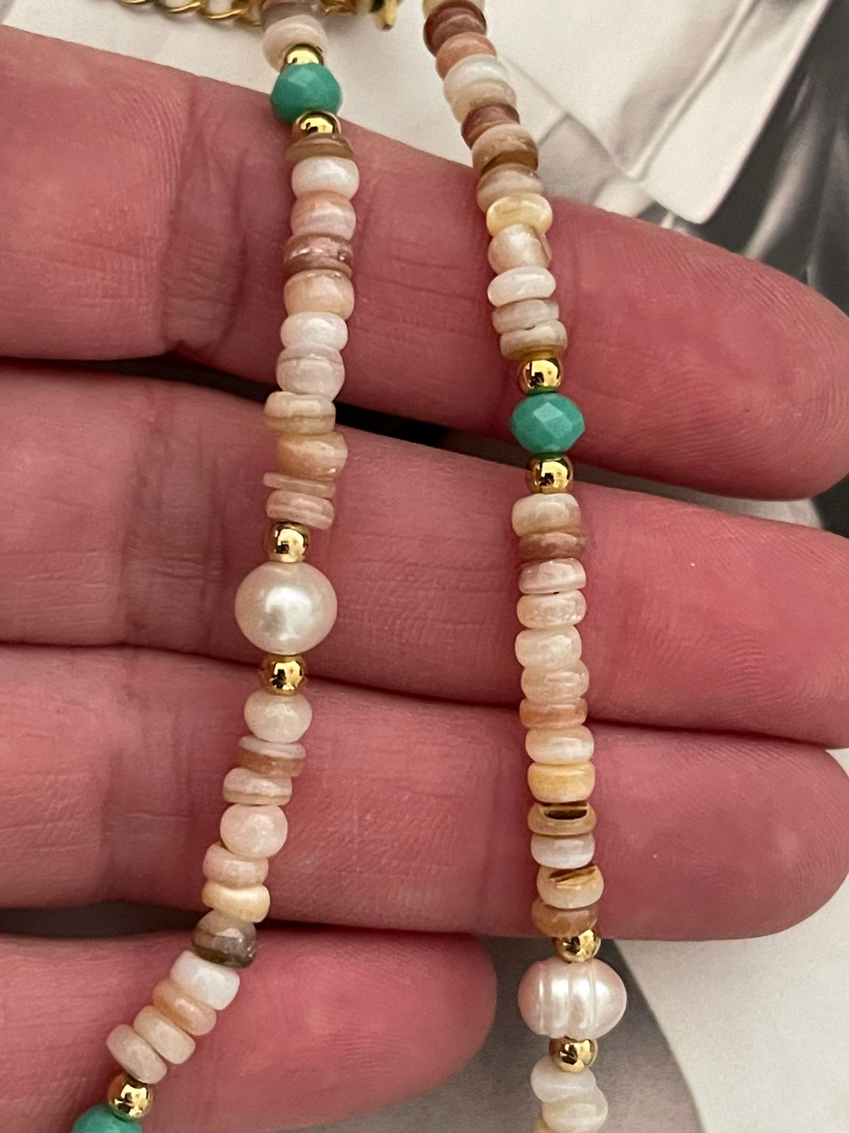Collar Hippie Chic corto de piedras naturales en tonos pastel , perlas de agua dulce blancas, cristales turquesa y base de acero inoxidable dorado.