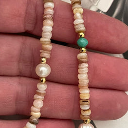 Collar Hippie Chic corto de piedras naturales en tonos pastel , perlas de agua dulce blancas, cristales turquesa y base de acero inoxidable dorado.