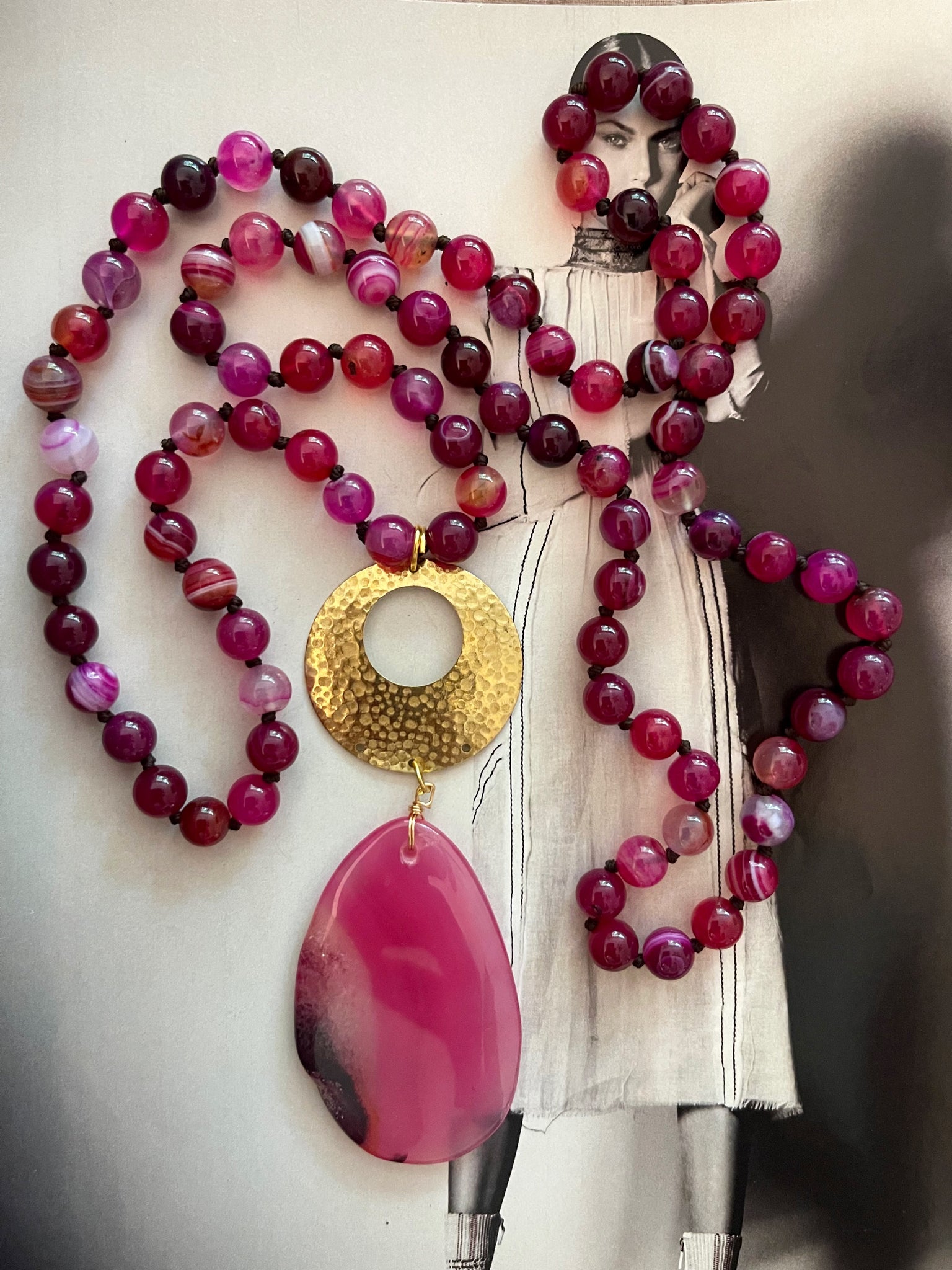 Collar Hippie Chic largo en alegres piedras Onix en color fucsia y base dorada.