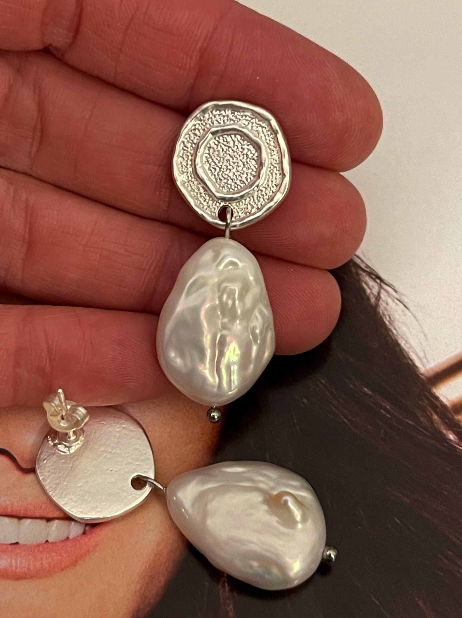 Aros Hippie Chic bañados en plata con elegante perla natural barroca.