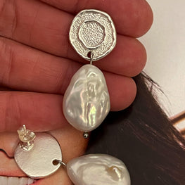 Aros Hippie Chic bañados en plata con elegante perla natural barroca.