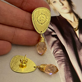 Aros Hippie Chic bañados en oro con elegantes cristal facetado rosa translusido.