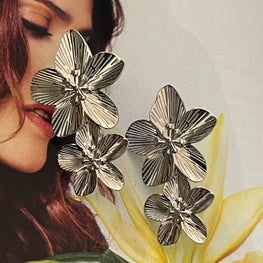 Aros Hippie Chic con lindas flores en acero inoxidable plateado.