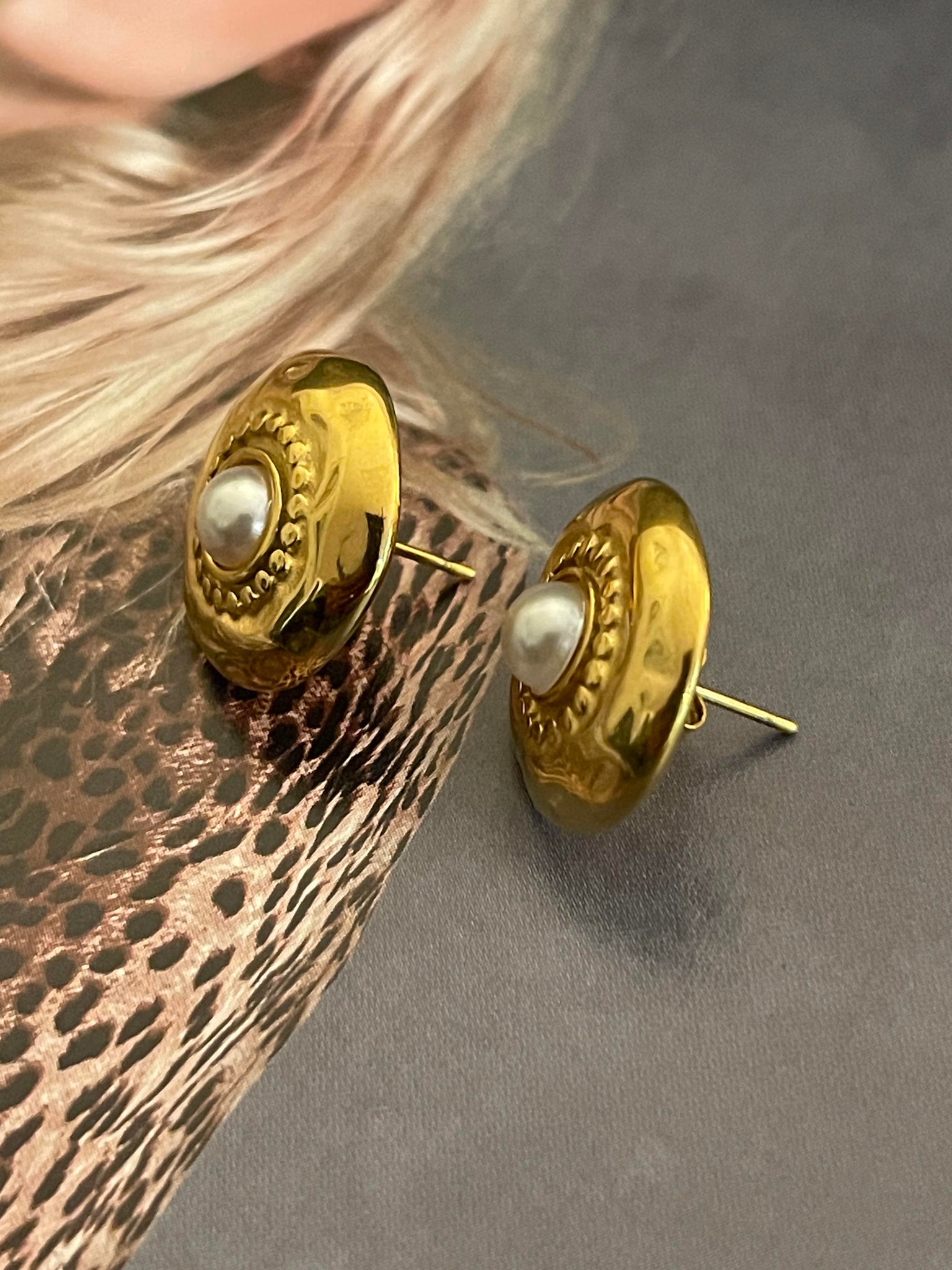 Aros Hippie Chic redondos con preciosas terminaciones en acero inoxidable dorado y perla blanca de fantasia.