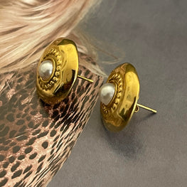 Aros Hippie Chic redondos con preciosas terminaciones en acero inoxidable dorado y perla blanca de fantasia.