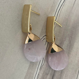 Aros Hippie Chic bañados en oro con elegante piedra natural entre rosa palido y blanca.