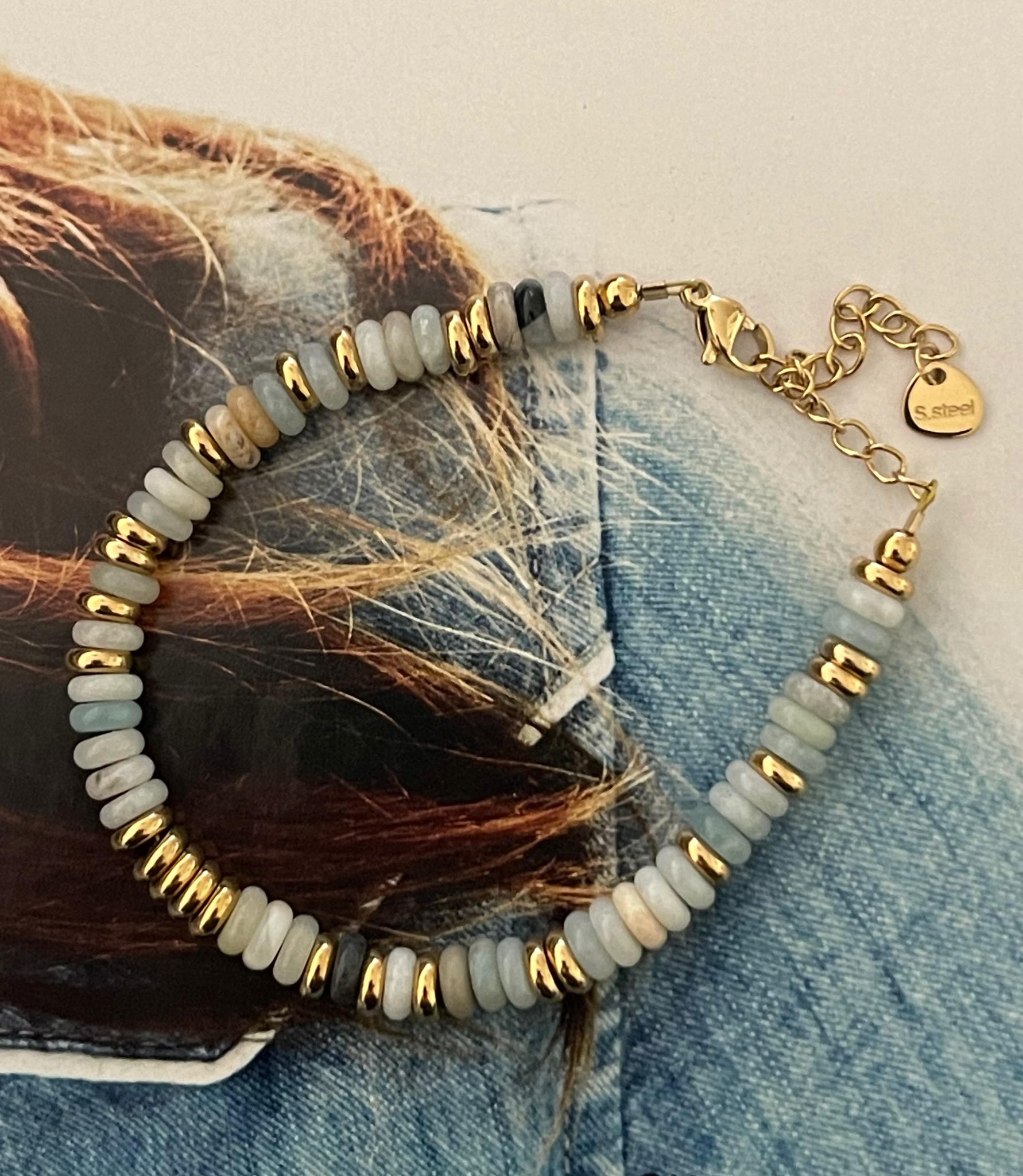 Pulsera Hippie Chic con preciosas piedras naturales en tonos celestes con base de acero inoxidable dorado.