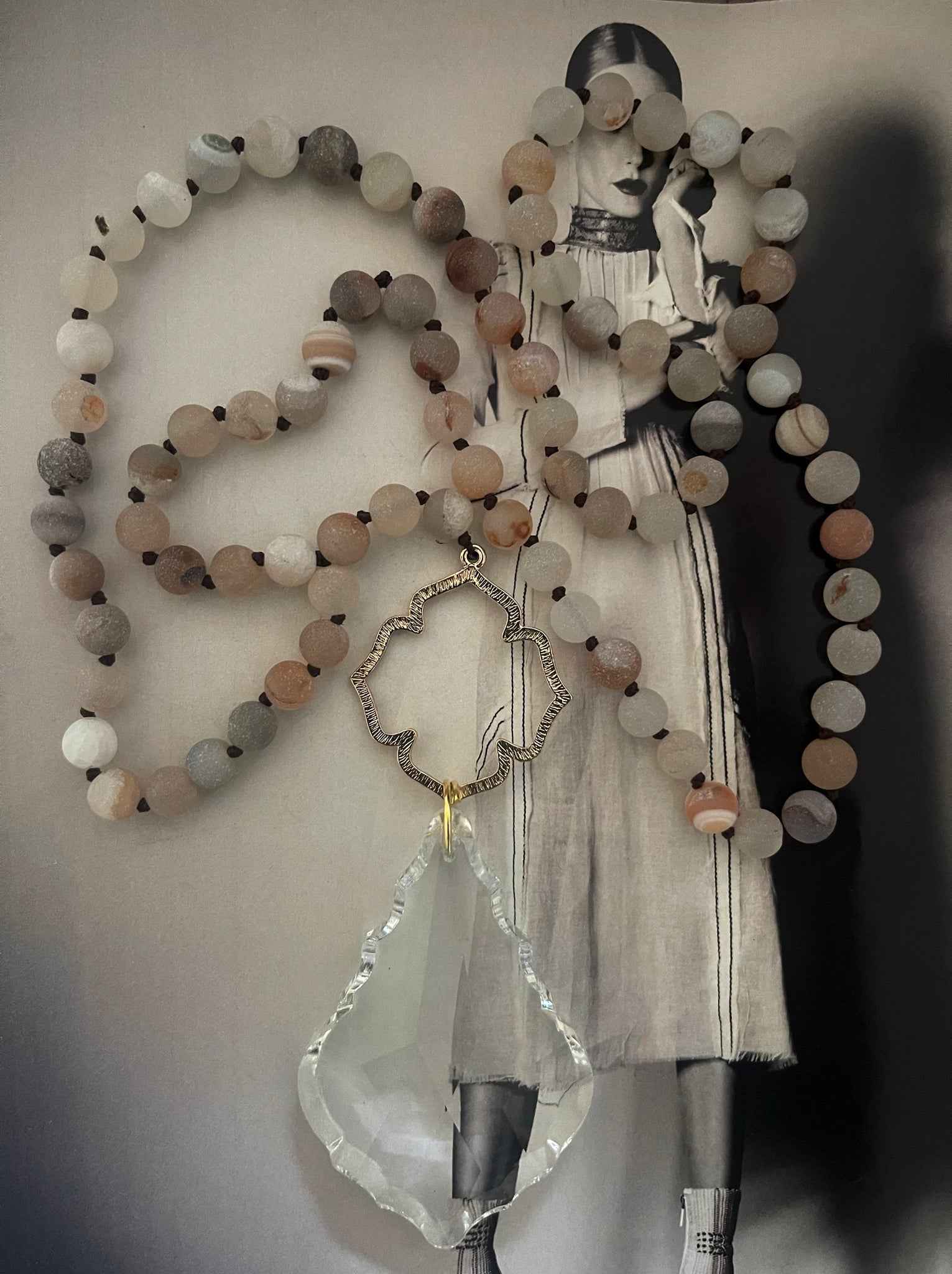 Collar Hipie Chic largo de preciosas piedras en tonos pastel rodinadas y anudadas con elegante colgante cristal facetado translucido.