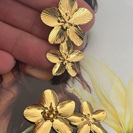 Aros Hippie Chic de preciosas flores en acero inoxidable dorado.