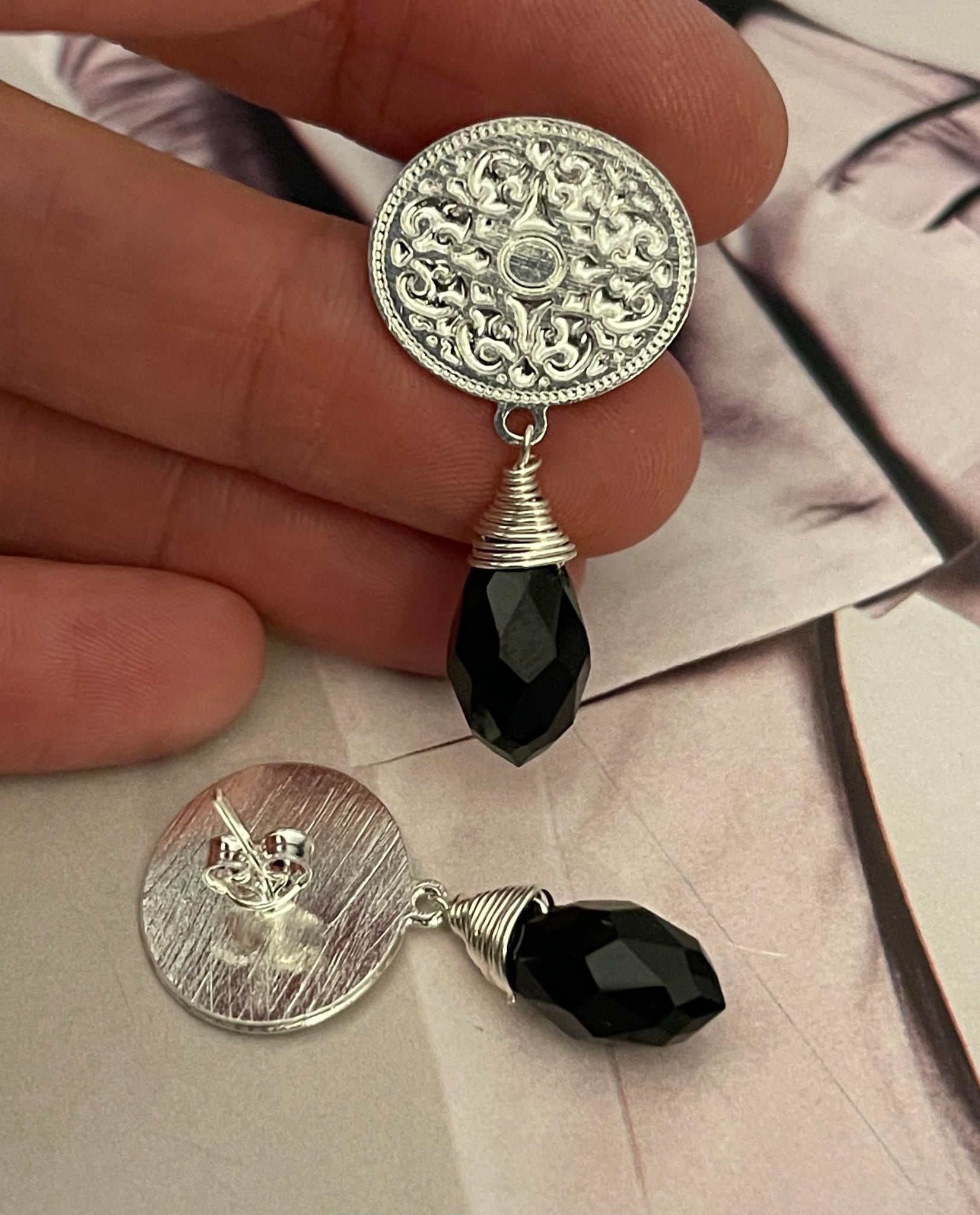 Aros Hippie Chic bañados en plata con elegante cristal facetado negro embarrilado.