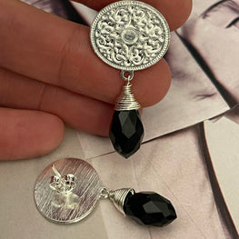 Aros Hippie Chic bañados en plata con elegante cristal facetado negro embarrilado.