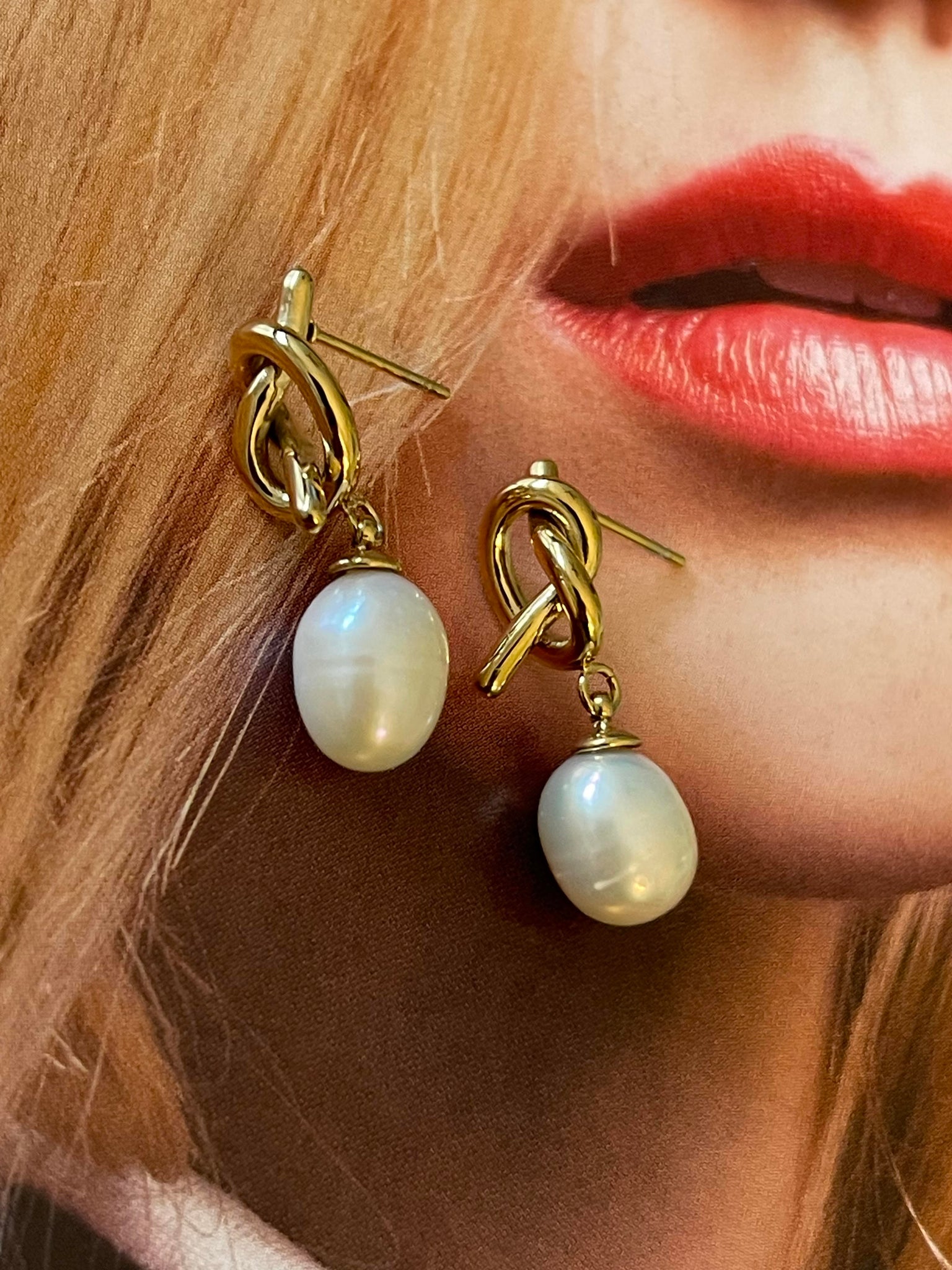 Aros Hippie Chic con finas perlas naturales blancas y base de acero inoxidable dorado.