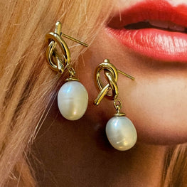 Aros Hippie Chic con finas perlas naturales blancas y base de acero inoxidable dorado.